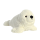 Plüschrobbe in Weiß mit schwarzen Augen und Nase, liegend auf einer flachen Oberfläche.