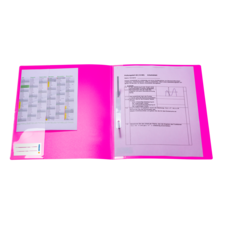 Ein pinkfarbener Ordner, geöffnet, mit einem Dokument und einer Tabelle auf der linken Seite sowie einem weiteren Dokument auf der rechten Seite.