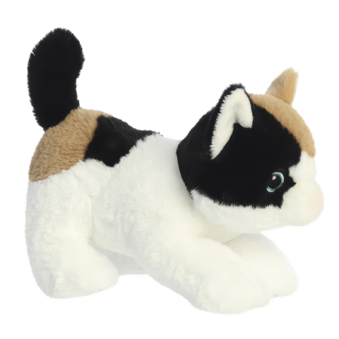 Plüschkatze in einer liegenden Position, mit schwarz-weißen und braunen Farbtönen, großen Augen und einem aufrechten Schwanz.