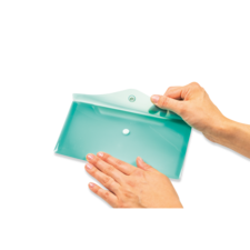 Eine Hand hält einen flachen, mintgrünen Behälter mit einem Deckel, während die andere Hand den Behälter berührt.