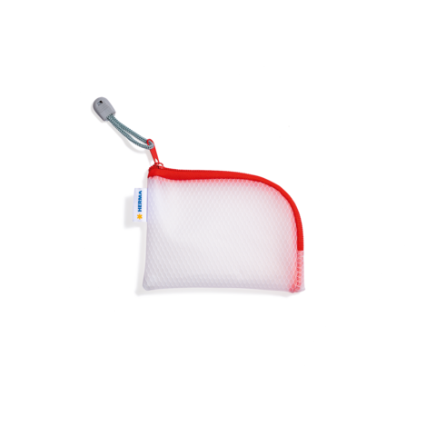 Ein Netzsack mit rotem Rand und einem grauen Griff, geeignet für das Fangen von Fischen oder anderen Objekten im Wasser.