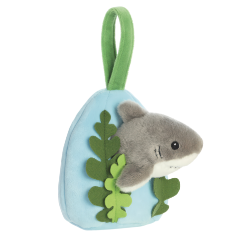 Plüschspielzeug in Form eines Hais, umgeben von grünen Blättern auf einem blauen Hintergrund, mit einer Schlaufe zum Aufhängen.