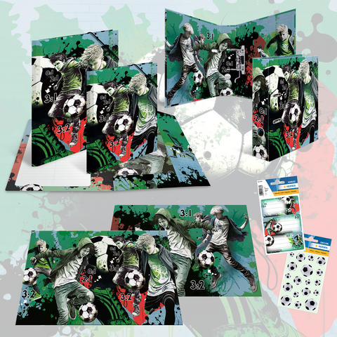 Set aus Schulmaterialien mit Fußballmotiven, einschließlich Heften und Aufklebern, die Spieler in Aktion darstellen.