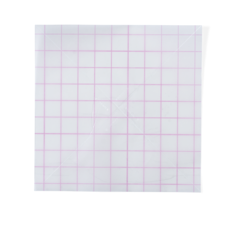 Ein quadratisches Blatt mit einem rosa karierten Muster, bestehend aus gleichmäßigen Kästchen auf einem transparenten Hintergrund.
