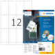 Ein Blatt mit nummerierten Etiketten, auf dem die Zahl 12 hervorgehoben ist. Im Hintergrund befindet sich die Verpackung von Herma mit Produktinformationen.