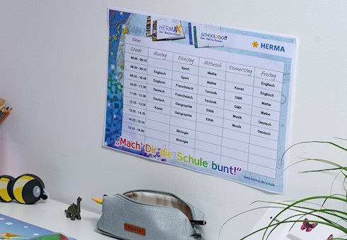 Ein Wochenstundenplan mit Fächern und Zeiten, einschließlich Englisch, Mathe und Kunst, hängt an der Wand.