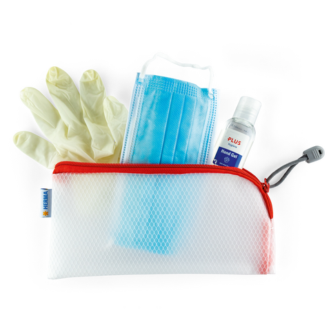 Ein transparenter Beutel mit roten Akzenten, der Handschuhe, eine medizinische Maske und eine Flasche Handdesinfektionsmittel enthält.