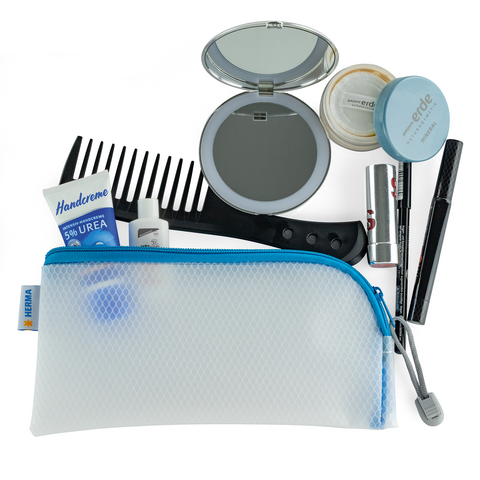 Kosmetiktasche mit Spiegel, Kamm, Handcreme, Lippenstift, Puder und weiteren Pflegeprodukten.