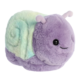 Kuschelsnail in lila und mintgrün, mit großen Augen und einem lächelnden Gesicht, hat eine spiralförmige Muschel.