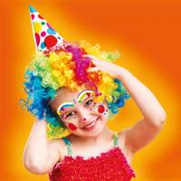 Mädchen, das sich als Clown verkleidet hat, mit Faceart-Stickern.
